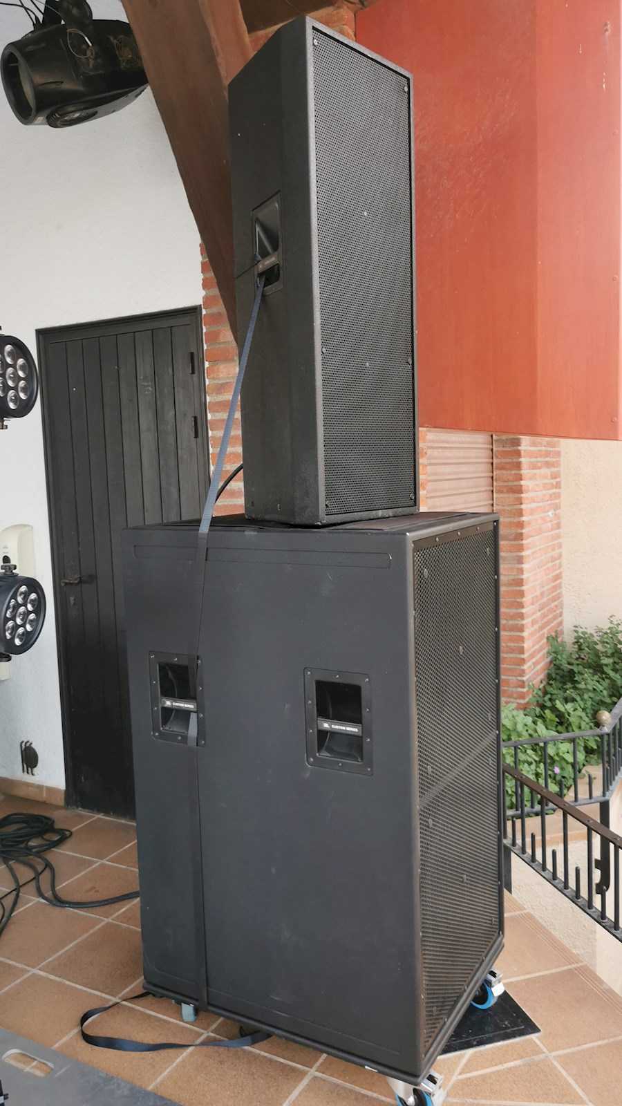 Rent JBL ARRAY System, from €262.50 from in Pelt