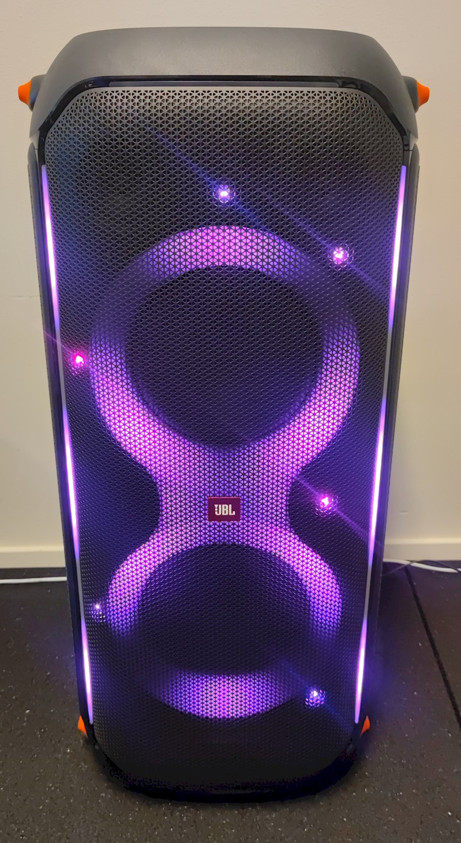 Rent JBL Partybox 710 from Gino
